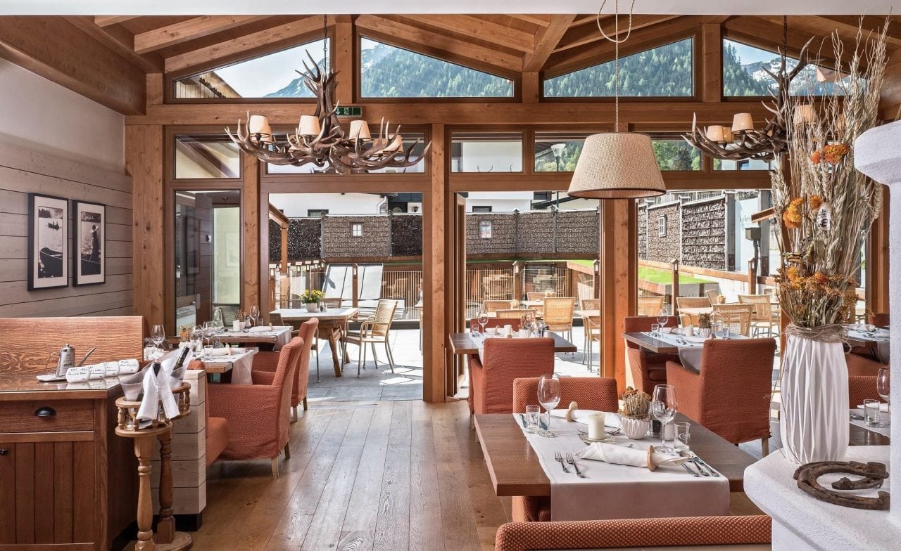 Gemütliches Restaurant mit modernem Holzdesign und Aussicht.