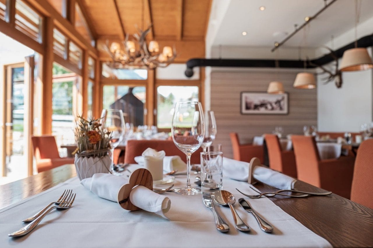 Elegantes Restaurant mit gedecktem Tisch