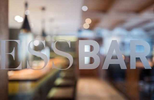 Schild der Essbar in einem Restaurant.