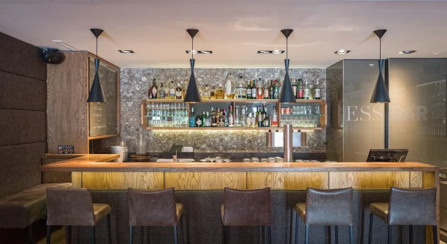 Moderne Bar mit stilvollem Interieur und Getränken