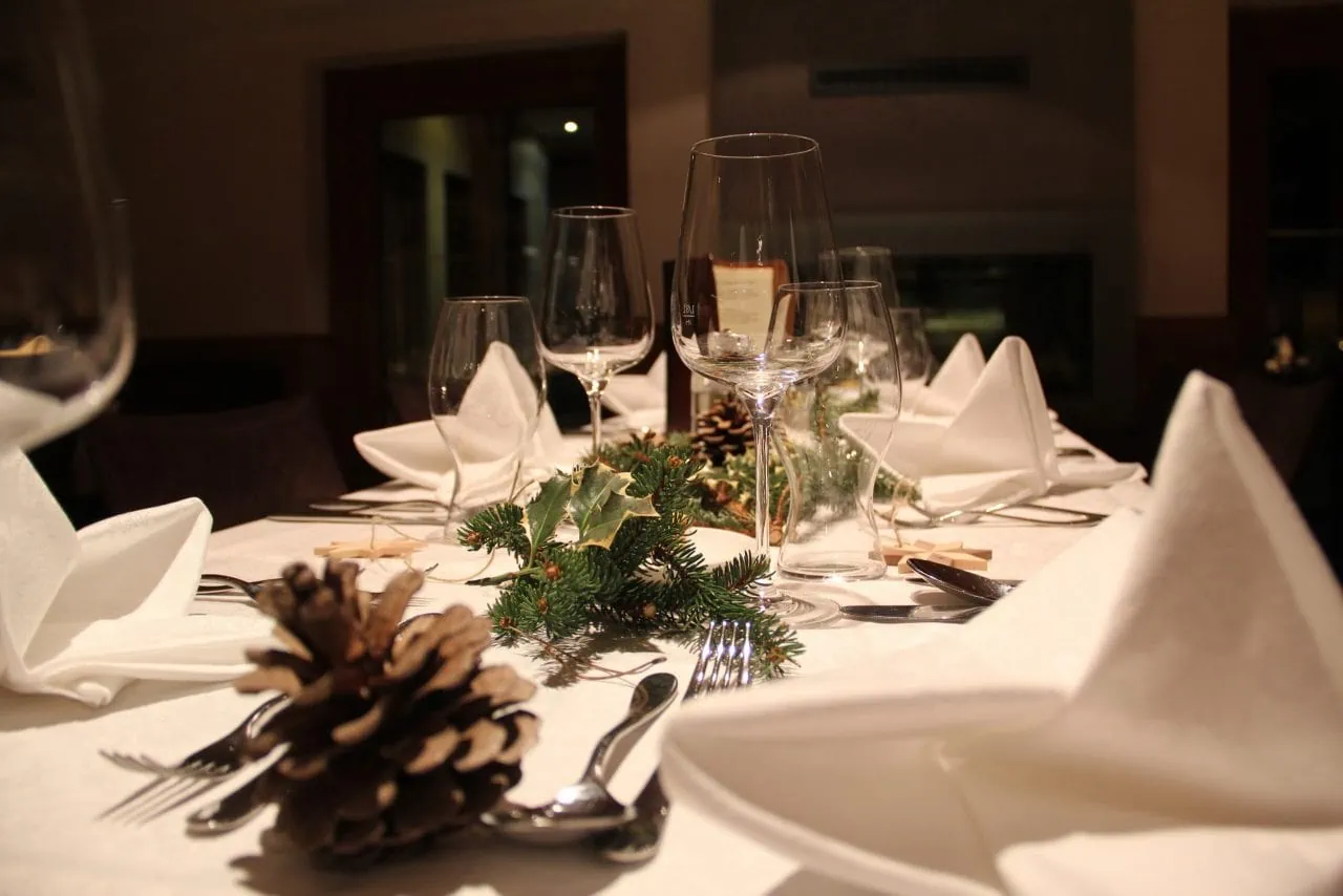 Elegant gedeckter Tisch für festliche Anlässe
