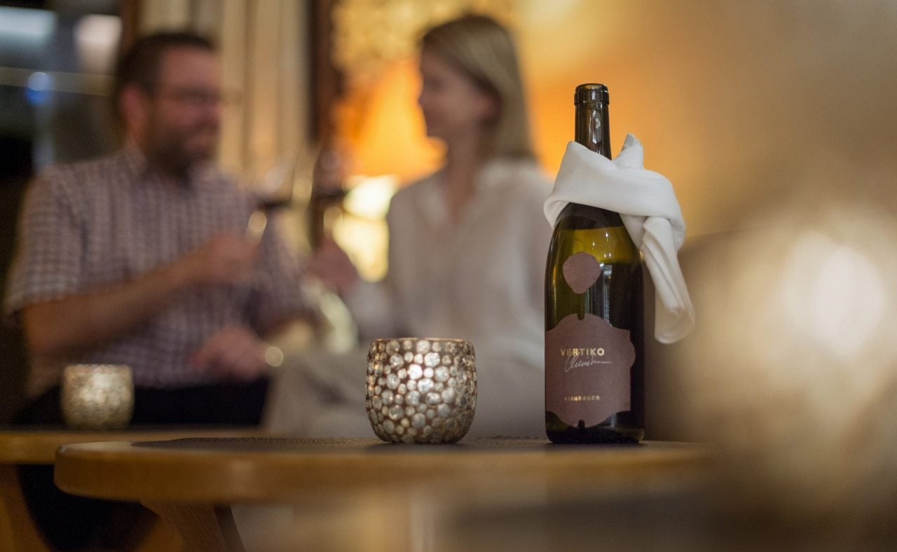 Weinflasche und romantische Stimmung im Hintergrund