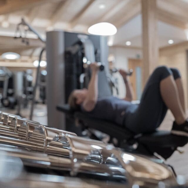 Fitnesszentrum mit Gewichten im Hintergrund.