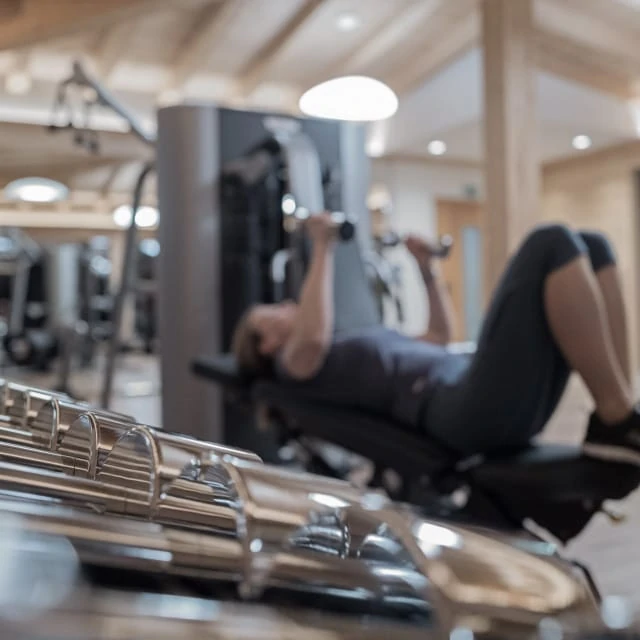 Fitnesszentrum mit Gewichten im Hintergrund.
