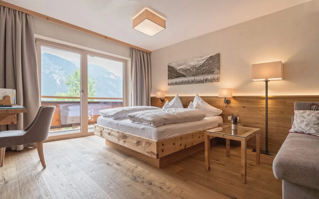 Helles Zimmer mit Blick auf die Berge