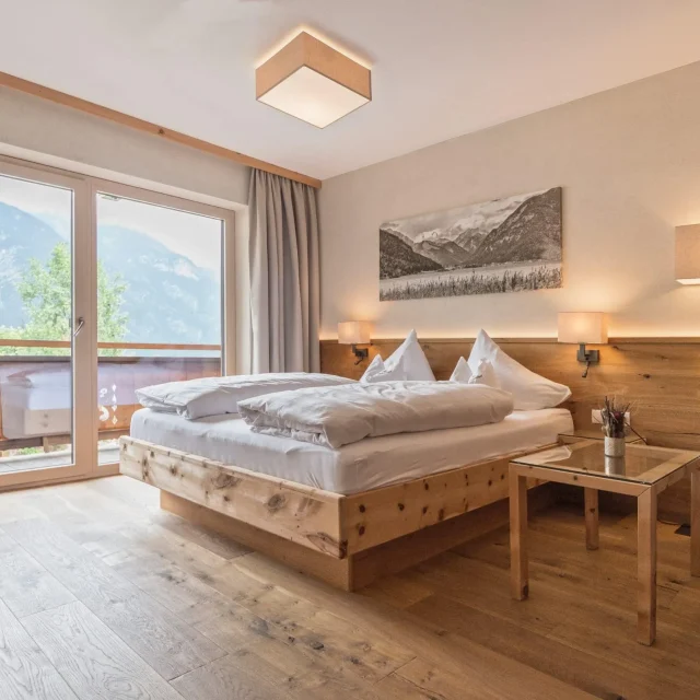 Helles Zimmer mit Blick auf die Berge