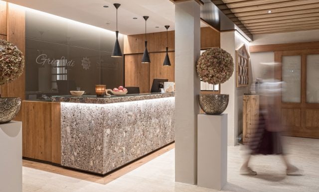 Moderne Hotelrezeption mit stilvollem Design