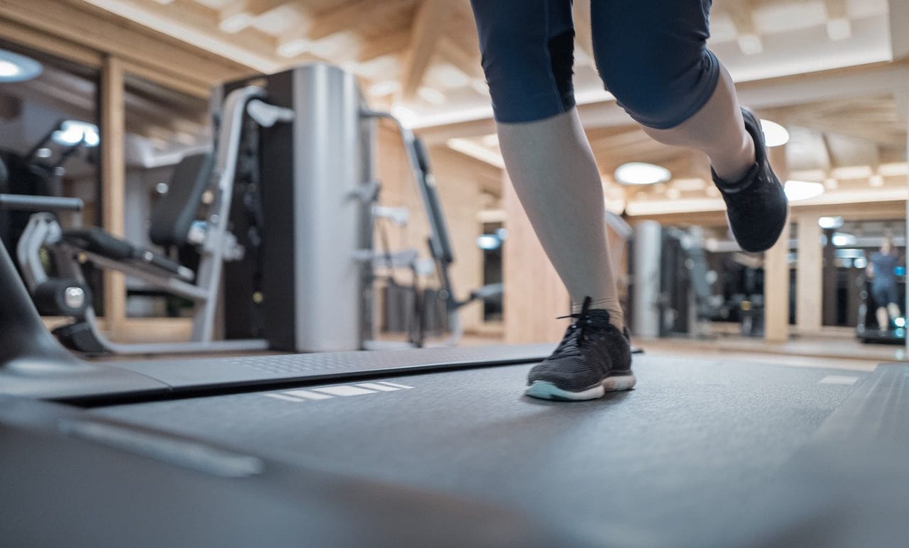 Läufer auf einem Laufband im Fitnessstudio
