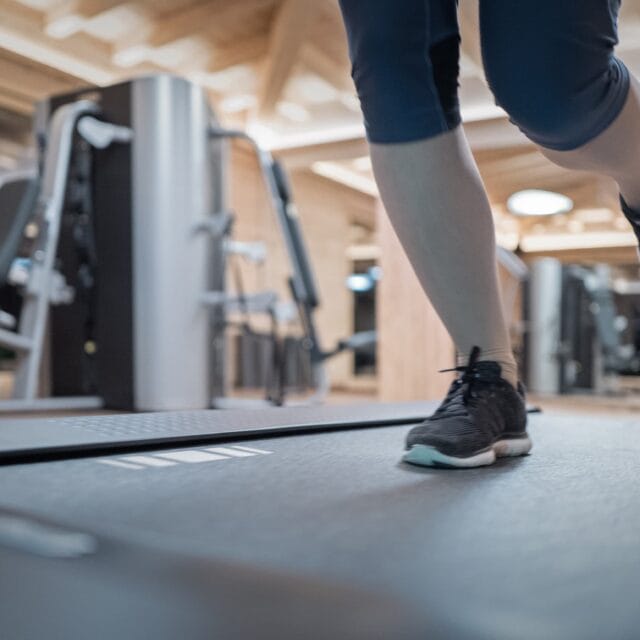 Läufer auf einem Laufband im Fitnessstudio