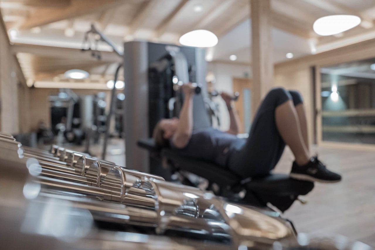 Frau im Fitnessstudio beim Training.