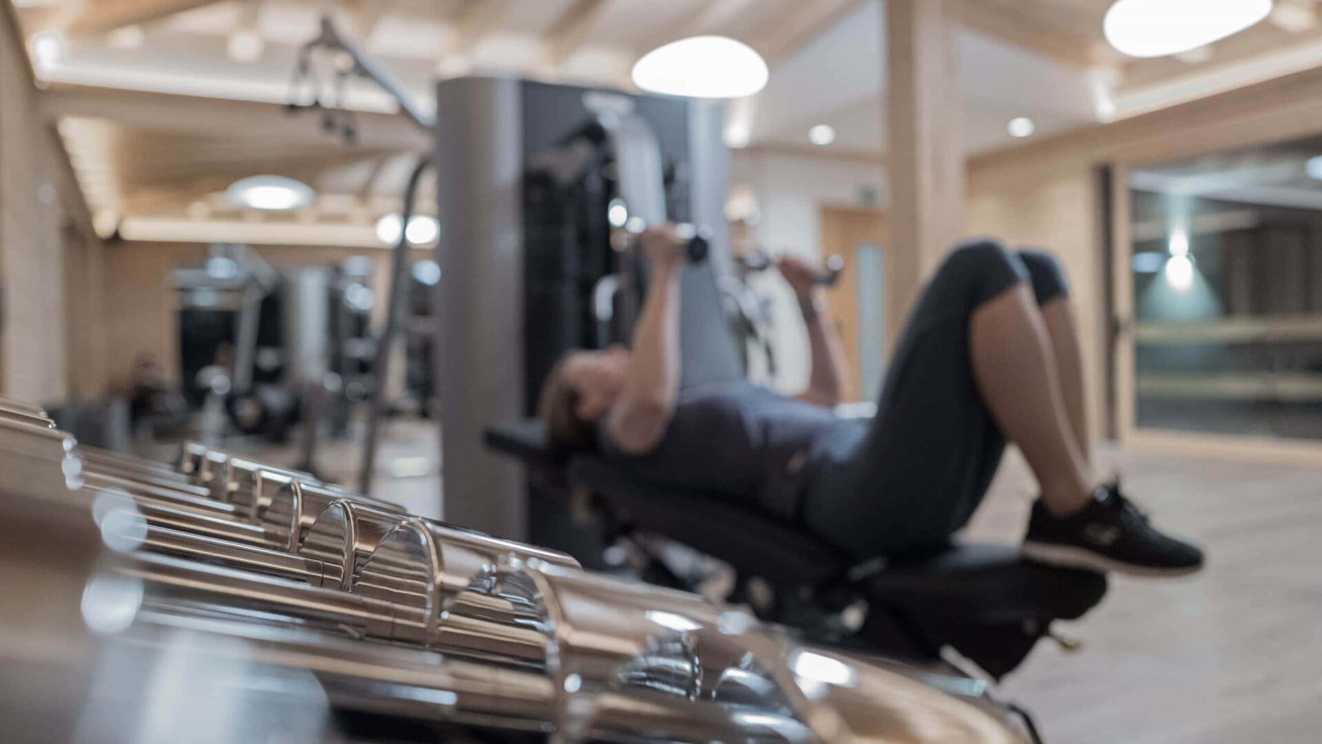 Frau im Fitnessstudio beim Training.