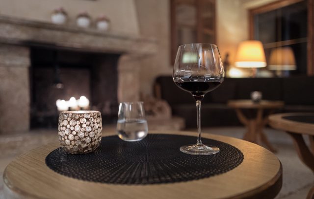 Weinauswahl auf einem Tisch mit Kerze