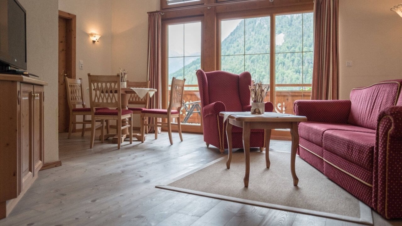 Gemütliches Wohnzimmer mit Blick auf die Berge