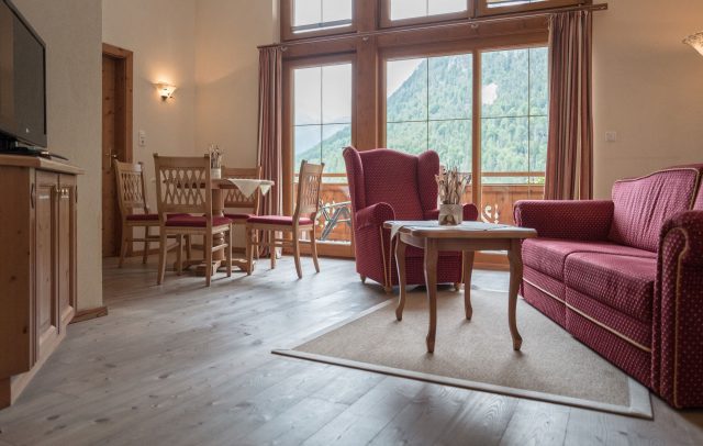 Gemütliches Wohnzimmer mit Blick auf die Berge