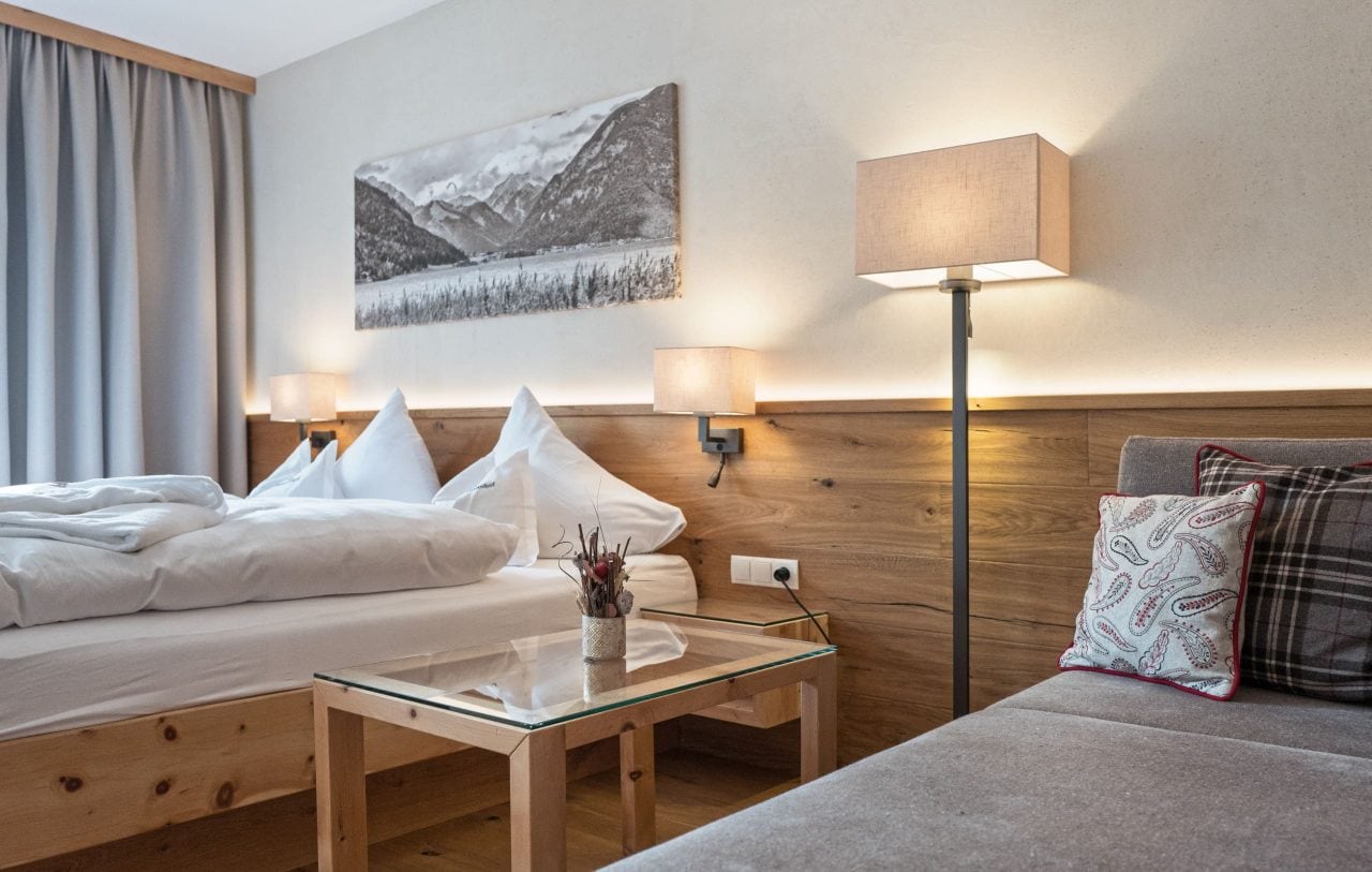 Gemütliches Schlafzimmer mit Holzmöbeln und Lampen