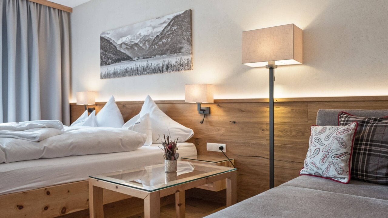 Gemütliches Hotelzimmer mit Holzdekor