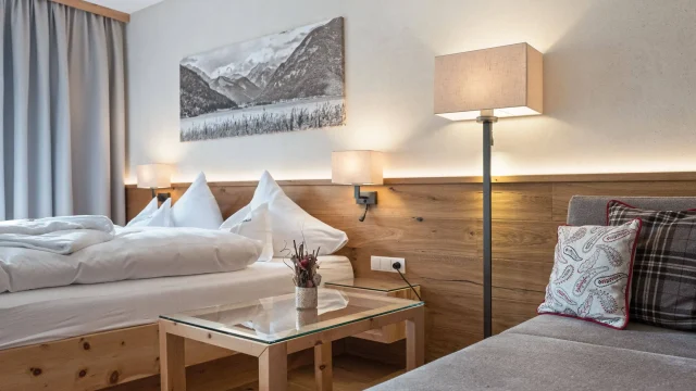 Gemütliches Hotelzimmer mit Holzdekor