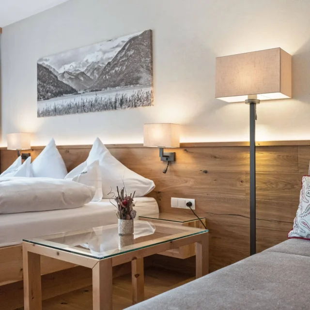 Gemütliches Hotelzimmer mit Holzdekor