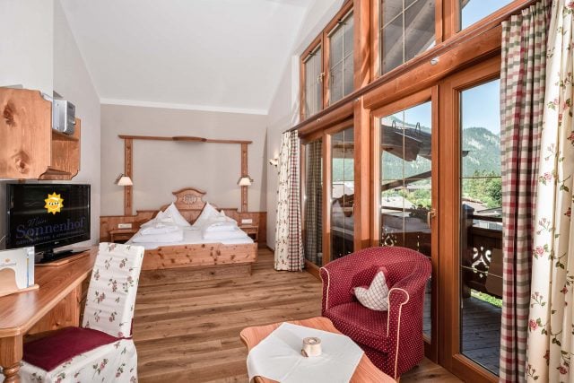 Gemütliches Hotelzimmer mit Balkon und TV.