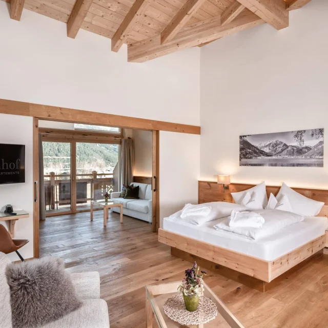 Modernes Zimmer mit Holzdekor und Aussicht.