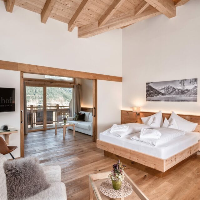 Suite mit deckenhohen Fenster & offenem Dachstuhl 