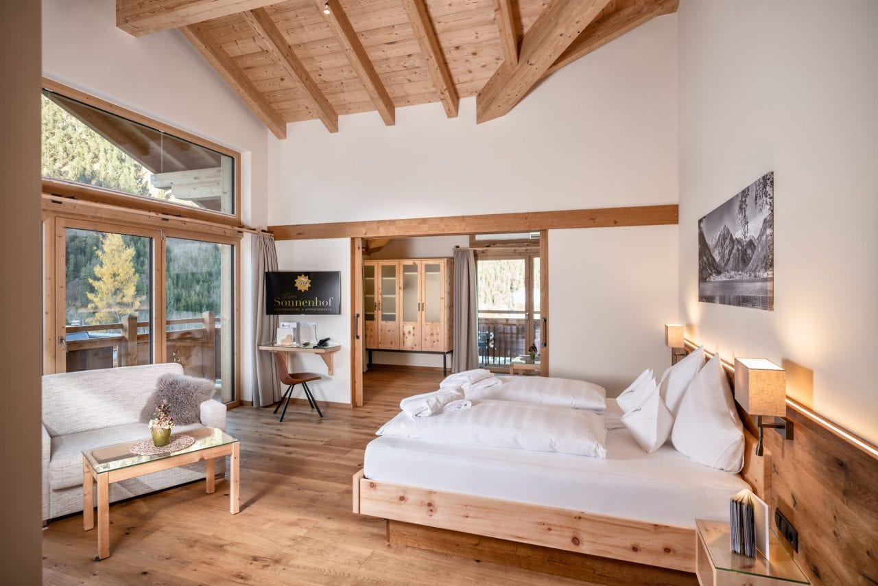 Helles Zimmer mit Holzelementen und modernem Design