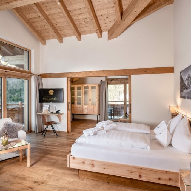 Suite mit deckenhohen Fenster & offenem Dachstuhl 