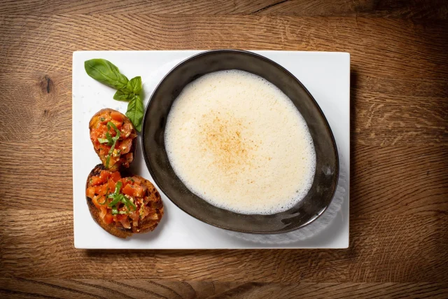 Leckeres Gericht mit Bruschetta und cremiger Suppe