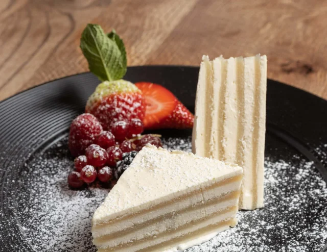 Schichtdessert mit Beeren und Puderzucker