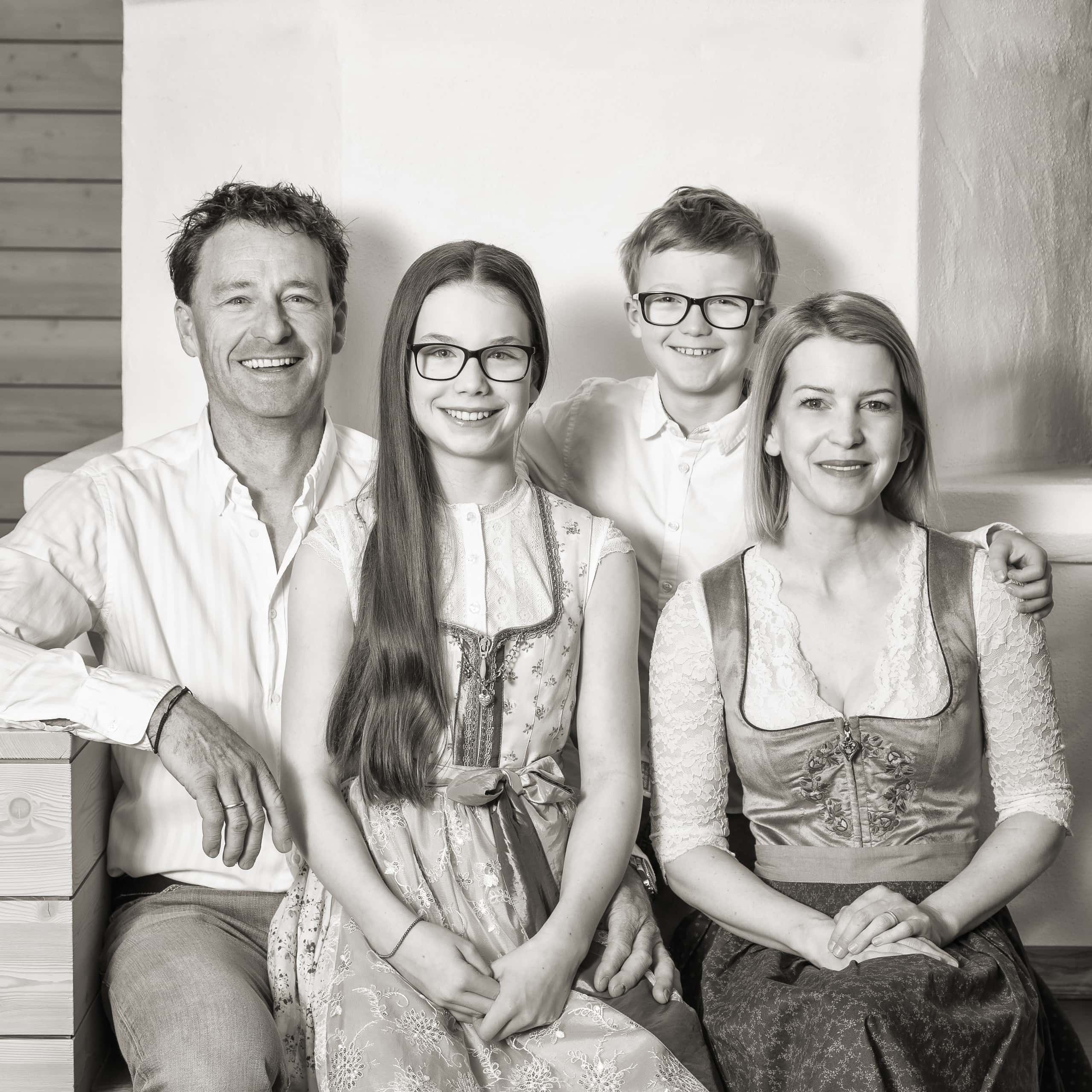 Familienportrait mit lächelnden Erwachsenen und Kindern