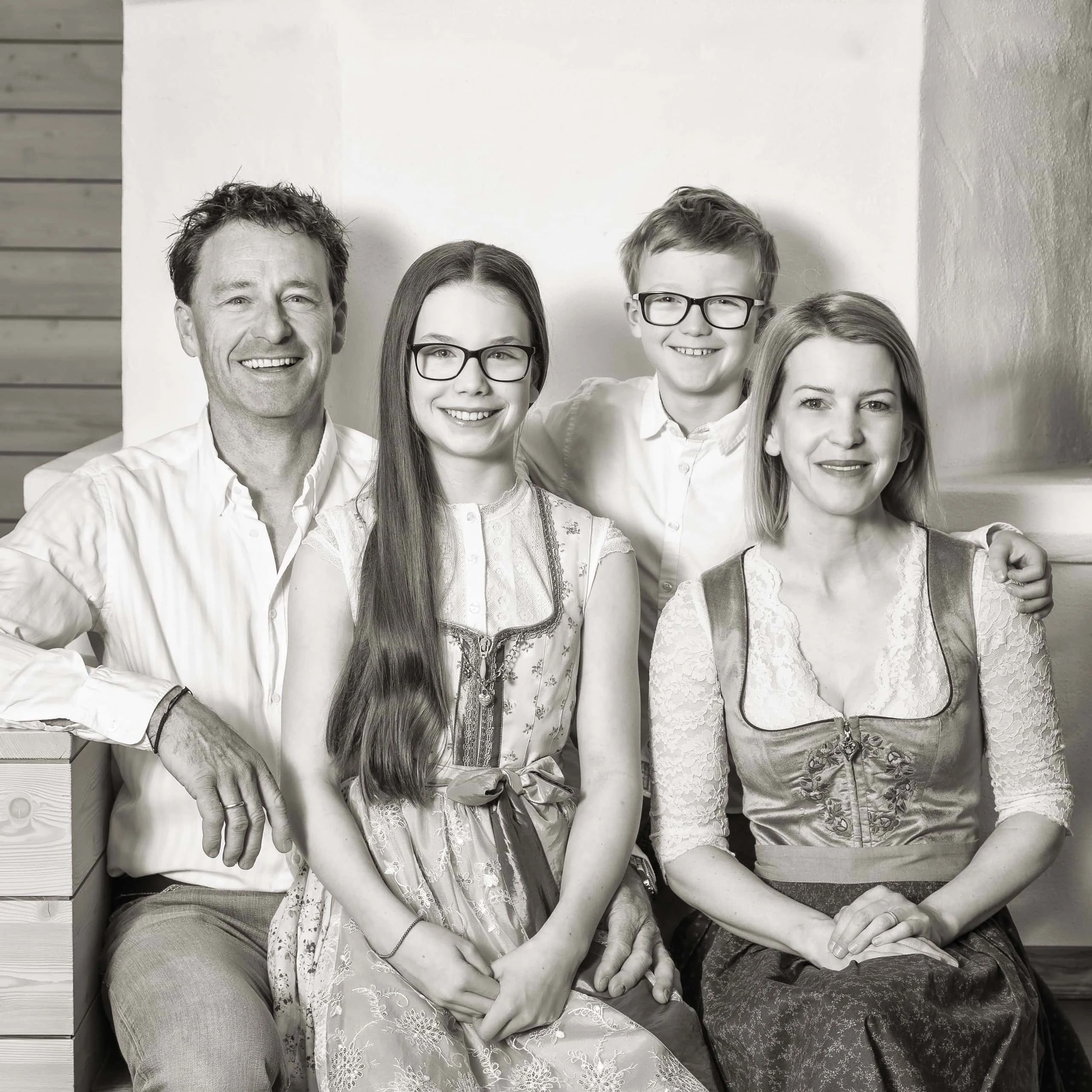 Familienportrait mit lächelnden Erwachsenen und Kindern