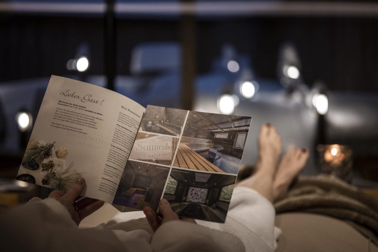 Entspannung im Spa mit Informationsbroschüre.