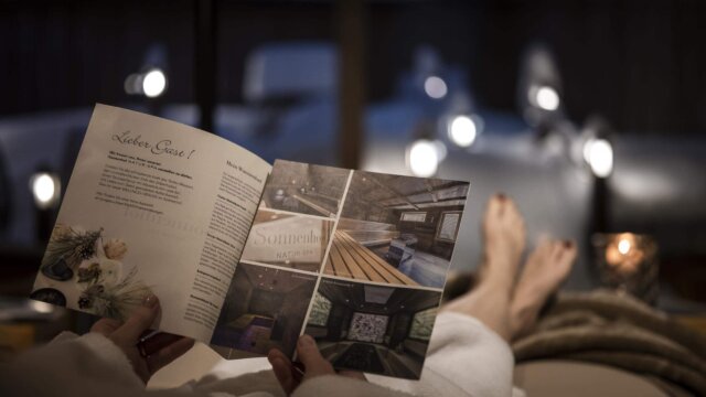 Entspannung im Spa mit Informationsbroschüre.