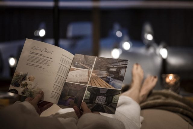 Entspannung im Spa mit Informationsbroschüre.