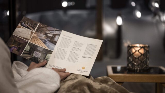 Ein Gast liest die Spa-Broschüre.