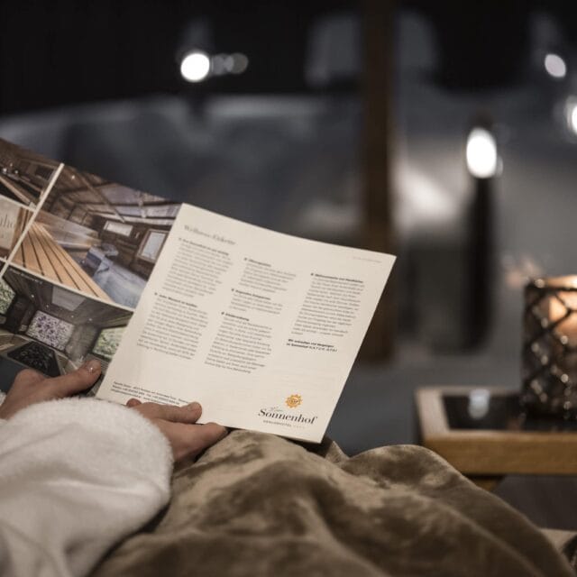 Ein Gast liest die Spa-Broschüre.