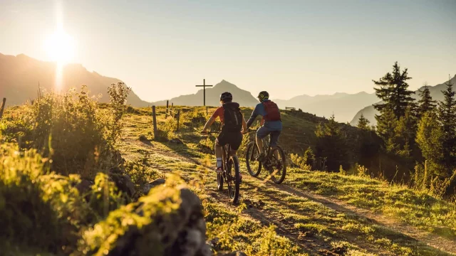 Zwei Radfahrer auf einem malerischen Pfad