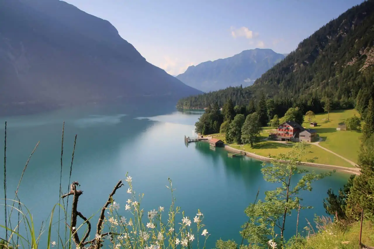 Idylle am klaren Bergsee mit Hütten