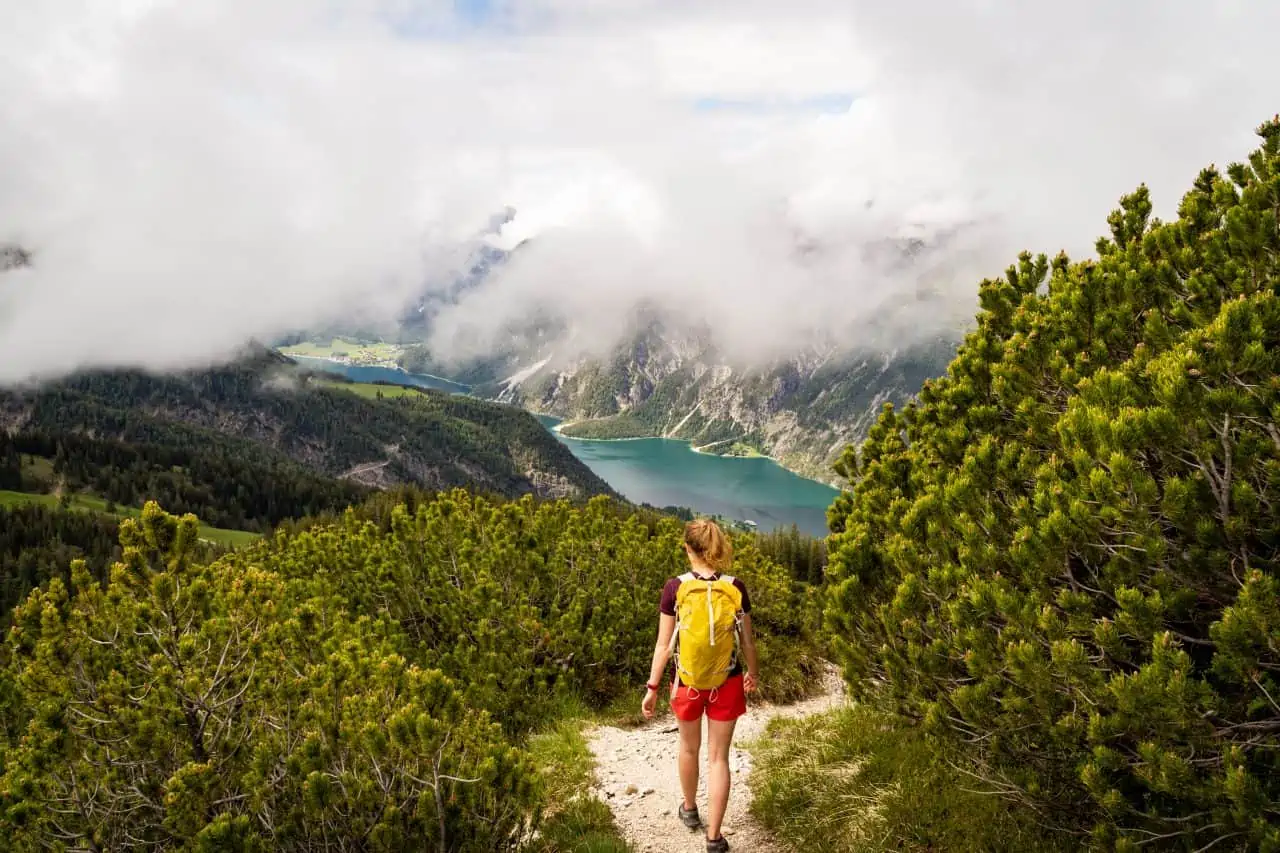 Wandererin auf einem Pfad mit Bergblick