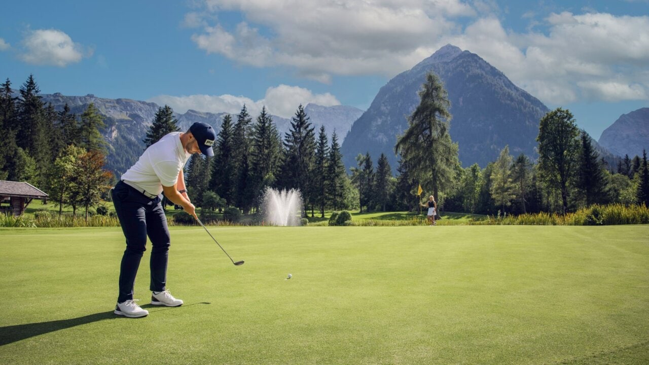 Golfspieler auf einem schönen Golfplatz.