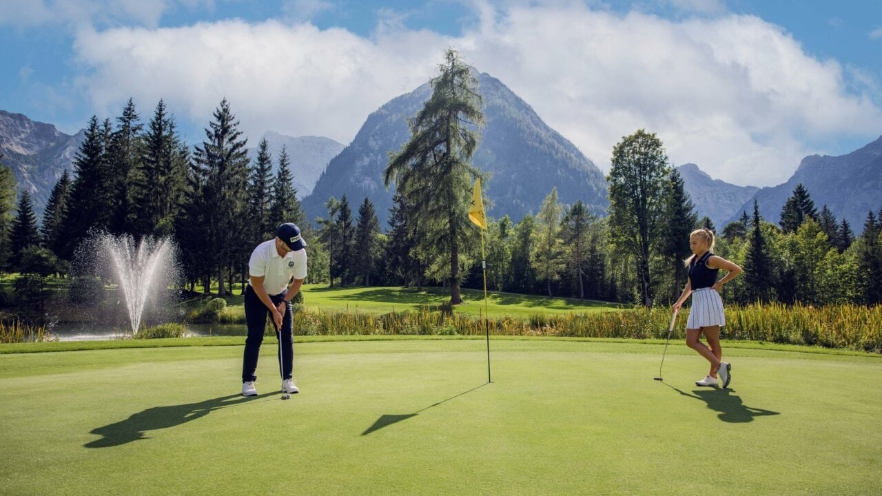 Golfspieler auf einem schönen Golfplatz im Freien.