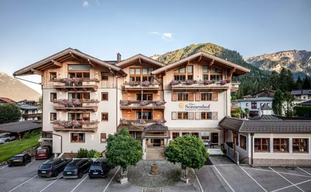 Hotel Sonnenhof mit schönen Balkonen und Bergen