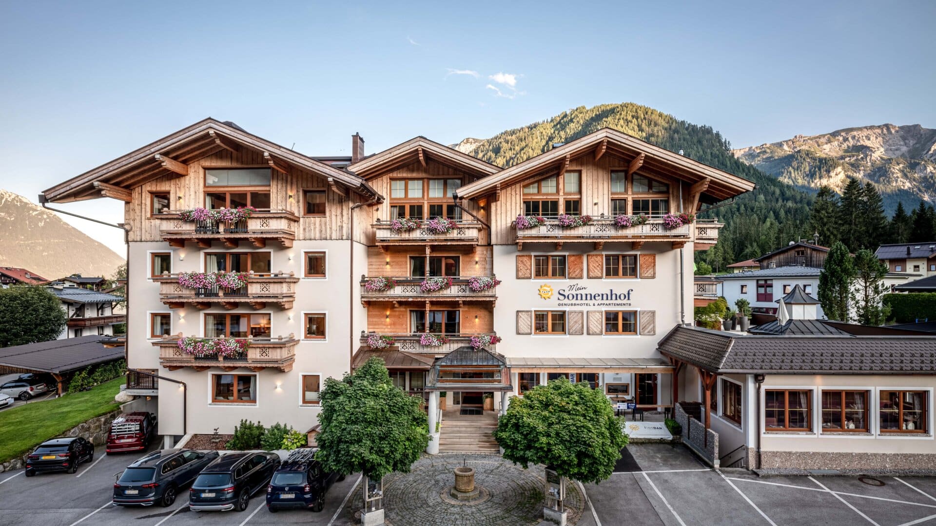 Hotel Sonnenhof mit schönen Balkonen und Bergen