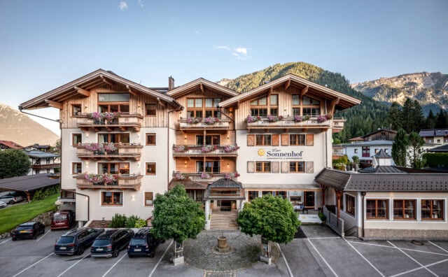 Hotel Sonnenhof mit schönen Balkonen und Bergen