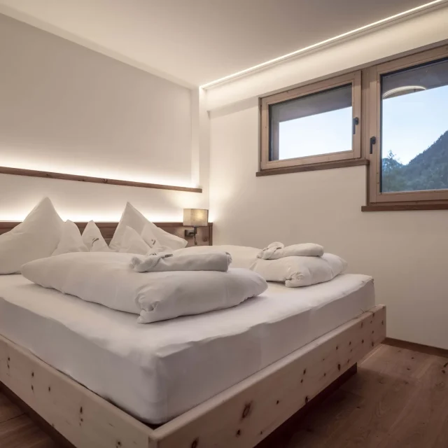Gemütliches Schlafzimmer mit Ausblick auf die Berge