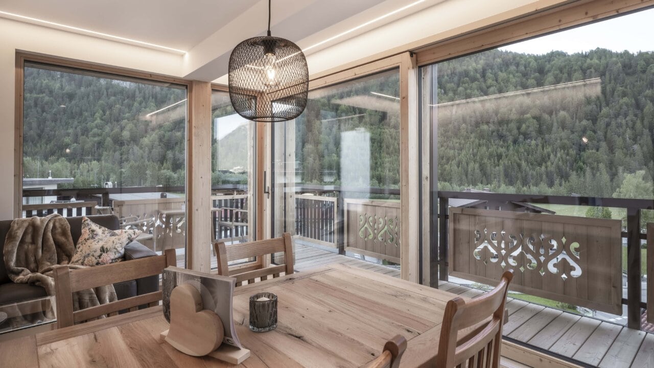 Gemütlicher Essbereich mit Blick auf die Berge