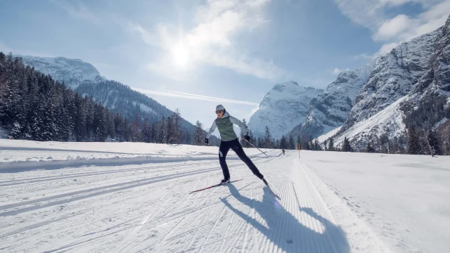Skifahrerin auf verschneiter Piste in den Bergen
