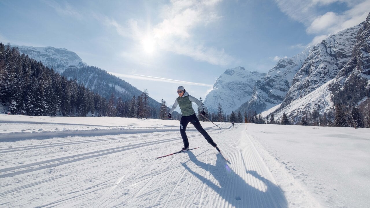 Skifahrerin auf verschneiter Piste in den Bergen