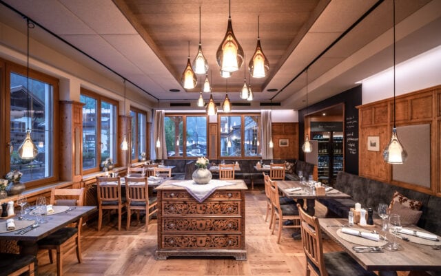 Gemütliches Restaurant mit stilvollen Lampen und Holzdekor