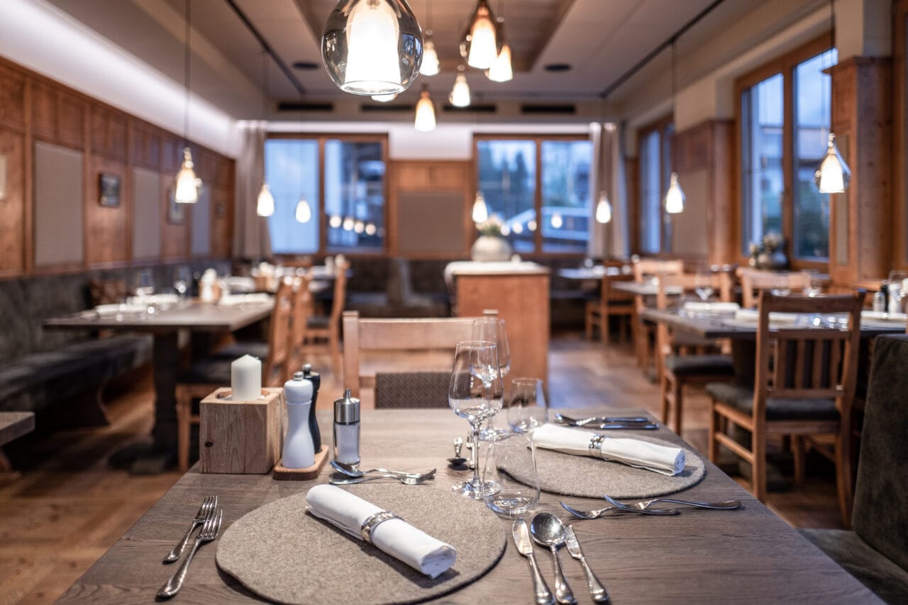 Gemütliches Restaurant mit gedecktem Tisch.